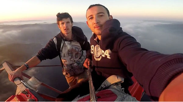 5. 350 ಮೀ. ಎತ್ತರದ ಸೇತುವೆಯ ತುದಿಯಲ್ಲಿ ಸೆಲ್ಫೀ