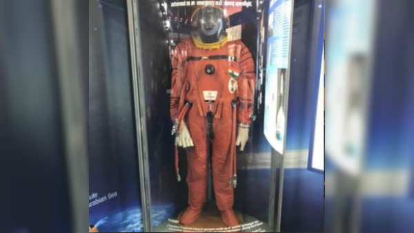 ಮಾಹಿತಿ ಸಚಿವರಿಂದ ಘೋಷಣೆ ಮಾಹಿತಿ ಸಚಿವರಿಂದ ಘೋಷಣೆ