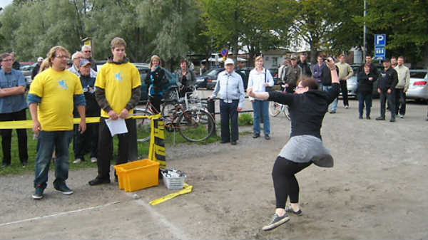 ಮೊಬೈಲ್ ಎಸೆಯುವ ಸ್ಪರ್ಧೆ! 