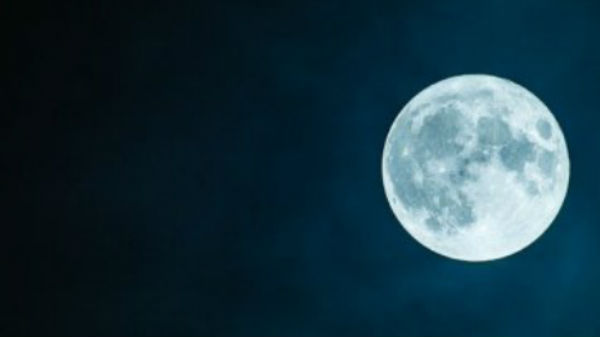 ಚಂದ್ರನಿಗಿಂತ ಹೆಚ್ಚು ಪ್ರಕಾಶಮಾನ ಚಂದ್ರನಿಗಿಂತ ಹೆಚ್ಚು ಪ್ರಕಾಶಮಾನ