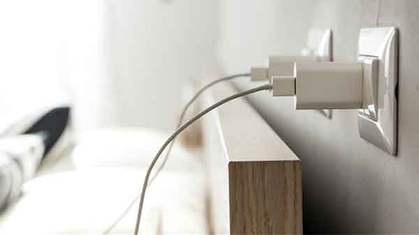 ಫೋನ್ ಚಾರ್ಜ್ ಮಾಡುವಾಗ ಫೋನ್ ನ್ನು ಮಂಚದ ಮೇಲೆ, ಸೋಫಾ ಮೇಲೆ ಇಡುವುದನ್ನು ಕಡಿಮೆ ಮಾಡಿ ಫೋನ್ ಚಾರ್ಜ್ ಮಾಡುವಾಗ ಫೋನ್ ನ್ನು ಮಂಚದ ಮೇಲೆ, ಸೋಫಾ ಮೇಲೆ ಇಡುವುದನ್ನು ಕಡಿಮೆ ಮಾಡಿ