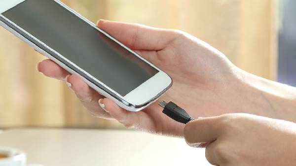 ಫೋನ್ ಬ್ಯಾಟರಿ ಫುಲ್ ಡ್ರೈ ಆಗಲು ಬಿಡಬೇಡಿ