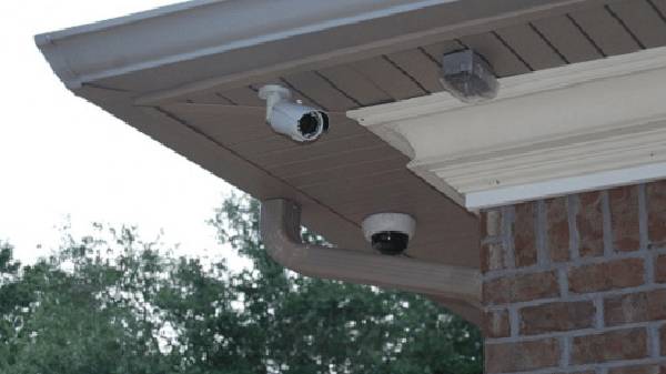 ಕನಿಷ್ಠ 20 ರಿಂದ 25 ಮೀಟರ್ ವ್ಯಾಪ್ತಿಯ ಕ್ಯಾಮೆರಾ ಆಯ್ಕೆ ಮಾಡಿ