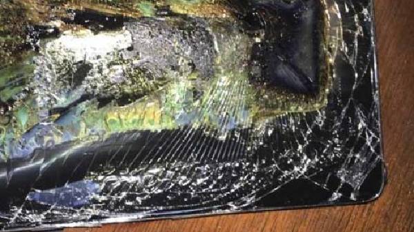 ನಕಲಿ ಚಾರ್ಜರ್ಗಳನ್ನು ಬಳಸುವುದು ಸೂಕ್ತವಲ್ಲ ನಕಲಿ ಚಾರ್ಜರ್ಗಳನ್ನು ಬಳಸುವುದು ಸೂಕ್ತವಲ್ಲ