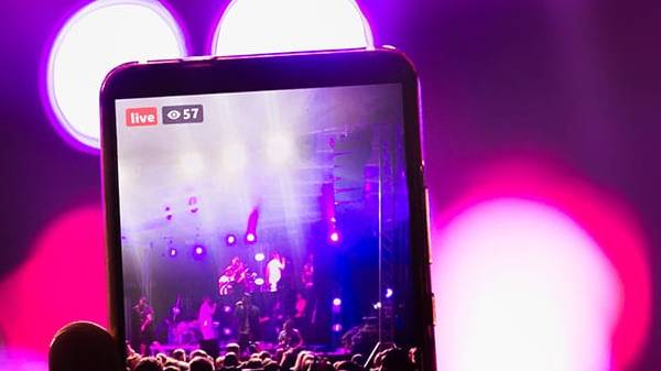 ಪ್ರೇಕ್ಷಕರೊಂದಿಗೆ 