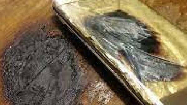 ಸ್ಮಾರ್ಟ್ಫೋನ್ ಬಿಸಿಯಾಗುತ್ತಿದ್ದರೂ ಅದನ್ನು ಬಳಸುವುದು ಬೇಡ ಸ್ಮಾರ್ಟ್ಫೋನ್ ಬಿಸಿಯಾಗುತ್ತಿದ್ದರೂ ಅದನ್ನು ಬಳಸುವುದು ಬೇಡ