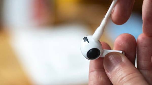 ಡಿವೈಸ್‌ಗಳನ್ನು ಚಾರ್ಜಿಂಗ್ ಕೇಸ್‌ನಲ್ಲಿ ಇರಿಸಿ.