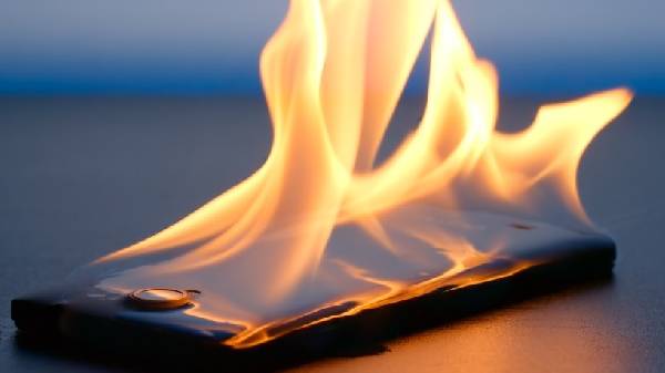 ರಾತ್ರಿಯಿಡಿ ಫೋನ್ ಚಾರ್ಜಿಂಗ್ ಮಾಡಲೇಬೇಡಿ