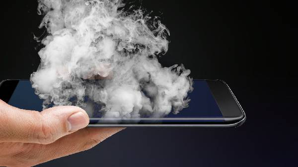 ನೀರು ಮತ್ತು ಸೂರ್ಯನ ಬೆಳಕಿನಿಂದ ಬ್ಯಾಟರಿ ದೂರವಿಡಿ