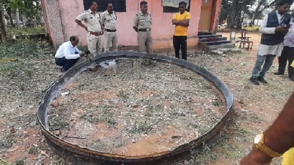 ಮಹಾರಾಷ್ಟ್ರದ ಗ್ರಾಮದಲ್ಲಿ ಆತಂಕ ಮೂಡಿಸಿದ ಚೀನಾದ ರಾಕೆಟ್ ಅವಶೇಷ! ಮಹಾರಾಷ್ಟ್ರದ ಗ್ರಾಮದಲ್ಲಿ ಆತಂಕ ಮೂಡಿಸಿದ ಚೀನಾದ ರಾಕೆಟ್ ಅವಶೇಷ!