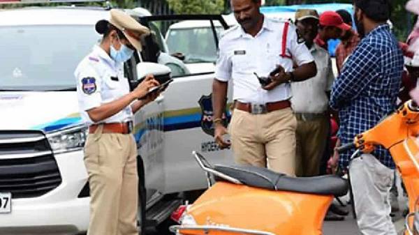 ಬೆಂಗಳೂರು ನಗರ ಸಂಚಾರ ಪೊಲೀಸರ ದಂಡದ ವಿವರಗಳನ್ನು ಆನ್ಲೈನ್ನಲ್ಲಿ ಚೆಕ್ ಮಾಡಲು ಹೀಗೆ ಮಾಡಿ: ಬೆಂಗಳೂರು ನಗರ ಸಂಚಾರ ಪೊಲೀಸರ ದಂಡದ ವಿವರಗಳನ್ನು ಆನ್ಲೈನ್ನಲ್ಲಿ ಚೆಕ್ ಮಾಡಲು ಹೀಗೆ ಮಾಡಿ: