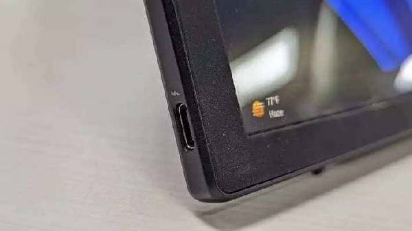 ವಿಭಿನ್ನ ಬಟನ್‌ ಮತ್ತು ಪೋರ್ಟ್‌ಗಳು 