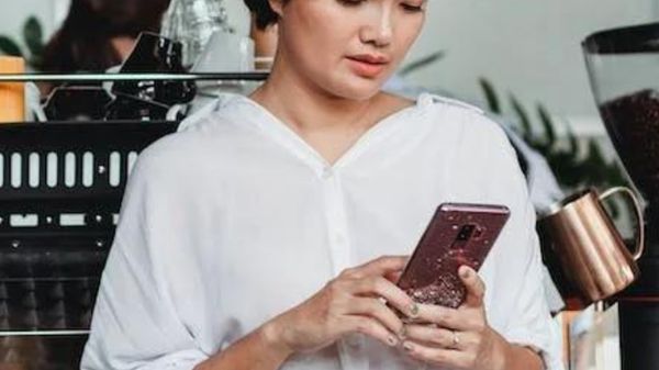 ಅತಿಯಾಗಿ ಸ್ಮಾರ್ಟ್‌ಫೋನ್‌ ಬಳಸುತ್ತೀರಾ?...ಕಣ್ಣುಗಳನ್ನು ರಕ್ಷಿಸಲು ಸರಳ ಸಲಹೆಗಳು!