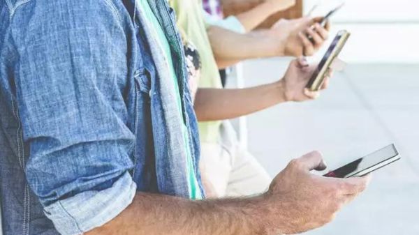 4 ಮೊಬೈಲ್ ಬಳಕೆದಾರರಲ್ಲಿ 3 ಮಂದಿಯಲ್ಲಿ ನೋಮೋಫೋಬಿಯಾ: ಶಾಕಿಂಗ್ ವರದಿ! 4 ಮೊಬೈಲ್ ಬಳಕೆದಾರರಲ್ಲಿ 3 ಮಂದಿಯಲ್ಲಿ ನೋಮೋಫೋಬಿಯಾ: ಶಾಕಿಂಗ್ ವರದಿ!