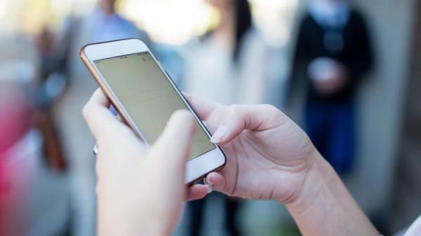 ಫೋನ್‌ ಬಳಕೆದಾರರೇ ಎಚ್ಚರ: ಈ ಸೆಟ್ಟಿಂಗ್‌ ಆನ್‌ ಆಗಿದ್ದರೆ ಈಗಲೇ ಆಫ್‌ ಮಾಡಿ! 