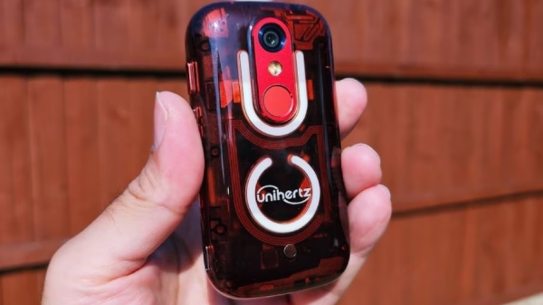 ವಿಶ್ವದ ಅತಿ ಚಿಕ್ಕ ಟ್ರಾನ್ಫರೆಂಟ್‌ ಸ್ಮಾರ್ಟ್‌ಫೋನ್ ಇದು: ಫೀಚರ್ಸ್ ಅಂತೂ ಸೂಪರ್! 