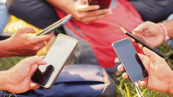 ಆಂಡ್ರಾಯ್ಡ್ ಫೋನ್ಗಳಲ್ಲಿ ಪತ್ತೆಯಾಯ್ತು ದೋಷ, ಬಳಕೆದಾರರಿಗೆ ಎದುರಾಯ್ತು ಆತಂಕ! ಆಂಡ್ರಾಯ್ಡ್ ಫೋನ್ಗಳಲ್ಲಿ ಪತ್ತೆಯಾಯ್ತು ದೋಷ, ಬಳಕೆದಾರರಿಗೆ ಎದುರಾಯ್ತು ಆತಂಕ!