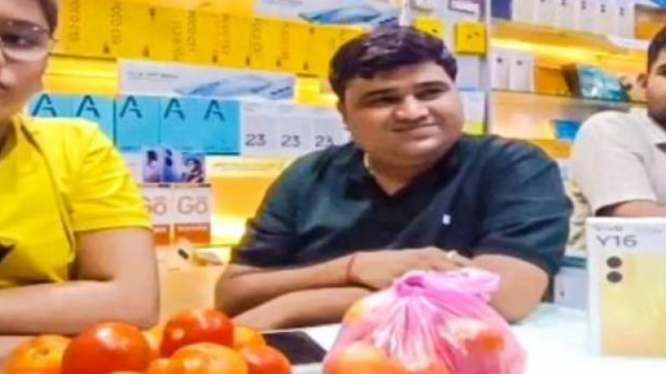 ಈ ಅಂಗಡಿಯಲ್ಲಿ ಹೊಸ ಫೋನ್‌ ಖರೀದಿಸಿದ್ರೆ 2 KG ಟೊಮ್ಯಾಟೋ ಉಚಿತ! 