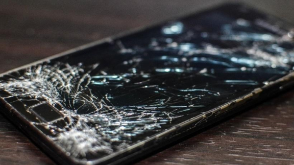 ಡಿಸ್‌ಪ್ಲೇ ಒಡೆದಿದ್ರೂ ಫೋನ್‌ ಬಳಕೆ ಮಾಡ್ತೀರಾ? ಈ ಸಮಸ್ಯೆಗಳ ಗಂಭೀರತೆ ಗೊತ್ತಿರಲಿ!