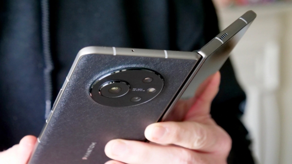 ಈ ಮಡಚುವ ಫೋನ್‌ ಬೆಲೆಯಲ್ಲಿ ಭಾರೀ ಇಳಿಕೆ; ಆಫರ್‌ ತಿಳಿದ್ರೆ OMG ಅಂತೀರಾ!