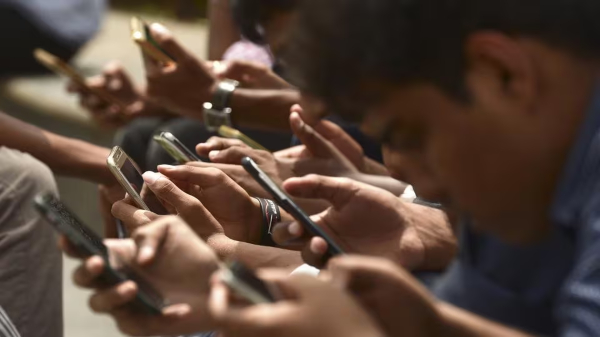 ವಿದ್ಯಾರ್ಥಿಗಳಿಗಷ್ಟೇ ಅಲ್ಲಾ ಶಿಕ್ಷಕರಿಗೂ ಸ್ಮಾರ್ಟ್‌ಫೋನ್‌ ನಿಷೇಧ!  