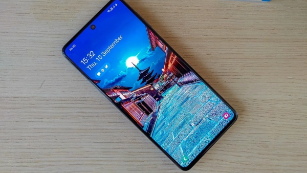 ಮೀಡ್‌ರೇಂಜ್‌ ಬೆಲೆಯಲ್ಲಿ ಸ್ಟೈಲಿಶ್‌ ಲುಕ್‌ ಫೋನ್‌ ಖರೀದಿಸಲು ಈ ಲಿಸ್ಟ್‌ ನೋಡಿ!