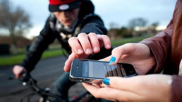 ಐಫೋನ್‌ ಅಂದುಕೊಂಡು ಕದ್ದಿದ್ದ ಆಂಡ್ರಾಯ್ಡ್‌ ಫೋನ್‌ ಅನ್ನು ವಾಪಸ್‌ ನೀಡಿದ ಕಳ್ಳರು!