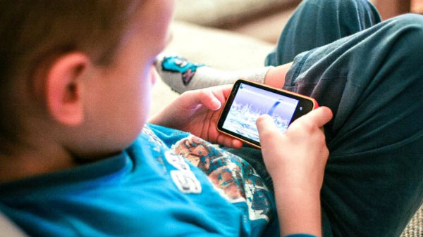 ಮಕ್ಕಳನ್ನು ಮೊಬೈಲ್ ಮತ್ತು ಟಿವಿಯಿಂದ ದೂರ ಇಡುವುದು ಹೇಗೆ?