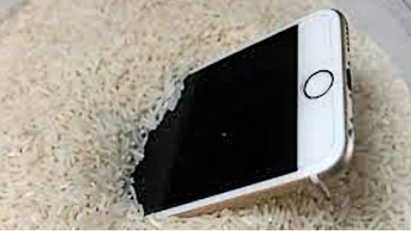 ನೀರಿಗೆ ಬಿದ್ದ ಫೋನ್‌: ಅಕ್ಕಿಯೊಳಗೆ ಹಾಕುವ ಮೊದಲು ಎಚ್ಚರ!