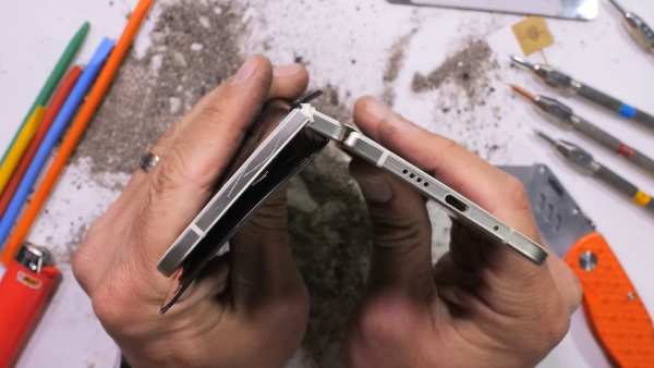 Pixel 10 Pro Fold ಬಾಳಿಕೆ ಪರೀಕ್ಷೆಯಲ್ಲಿ ಫೋನ್‌ ಸ್ಫೋಟ!..ವೀಡಿಯೊ ನೋಡಿ!