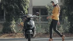 ഈ സ്ക്കൂട്ടർ സ്വയം ബാലൻസ് ചെയ്യും, വോയിസ് കമാൻറുകൾ അനുസരിച്ച് പ്രവർത്തിക്കും: വീഡിയോ കാണാം