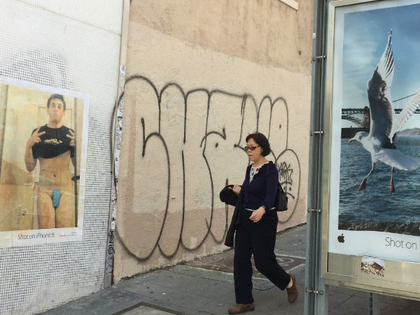 ഐഫോണ്‍ 6-ല്‍ എടുത്ത ചിത്രങ്ങള്‍ക്ക് സമീപം കുസൃതിക്കാരുടെ വ്യാജ പരസ്യങ്ങള്‍...!