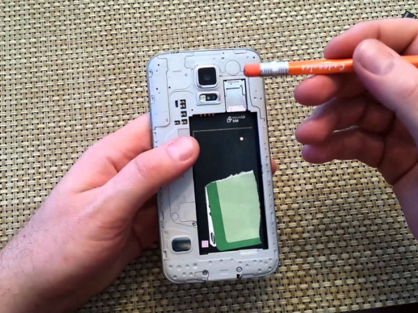 നിങ്ങളുടെ ഫോണ്‍ വെളളത്തില്‍ വീണാല്‍ എന്താണ് ചെയ്യേണ്ടത്...!