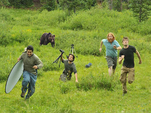 ജീവന്‍ അപകടത്തിലാക്കി ചിത്രമെടുക്കുന്ന ഫോട്ടോഗ്രാഫര്‍മാര്‍...!