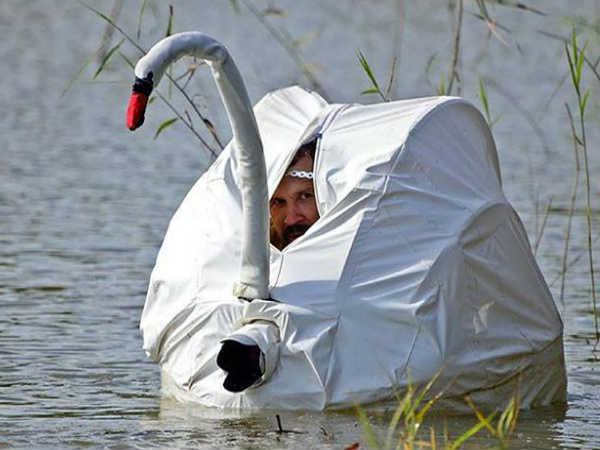 ജീവന്‍ അപകടത്തിലാക്കി ചിത്രമെടുക്കുന്ന ഫോട്ടോഗ്രാഫര്‍മാര്‍...!