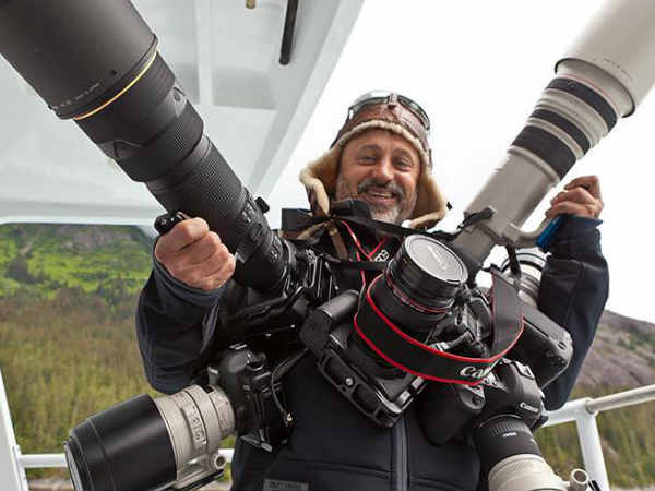 ജീവന്‍ അപകടത്തിലാക്കി ചിത്രമെടുക്കുന്ന ഫോട്ടോഗ്രാഫര്‍മാര്‍...!