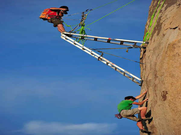 ജീവന്‍ അപകടത്തിലാക്കി ചിത്രമെടുക്കുന്ന ഫോട്ടോഗ്രാഫര്‍മാര്‍...!