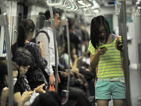 സ്മാര്‍ട്ട്‌ഫോണ്‍ നിങ്ങളെ ഉപയോഗിക്കാതെ, നിങ്ങള്‍ സ്മാര്‍ട്ട്‌ഫോണിനെ ഉപയോഗിക്കൂ...!