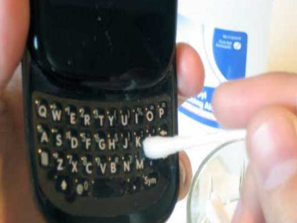 ഒന്നും പൊട്ടാതെ നിങ്ങളുടെ അഴക്കുളള സ്മാര്‍ട്ട്‌ഫോണ്‍ വൃത്തിയാക്കുന്നതെങ്ങനെ...!