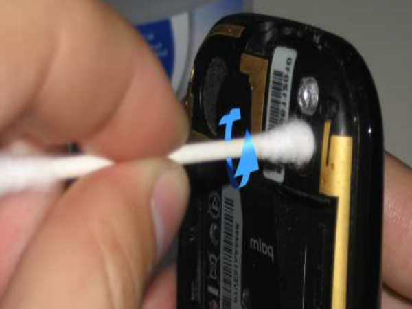 ഒന്നും പൊട്ടാതെ നിങ്ങളുടെ അഴക്കുളള സ്മാര്‍ട്ട്‌ഫോണ്‍ വൃത്തിയാക്കുന്നതെങ്ങനെ...!