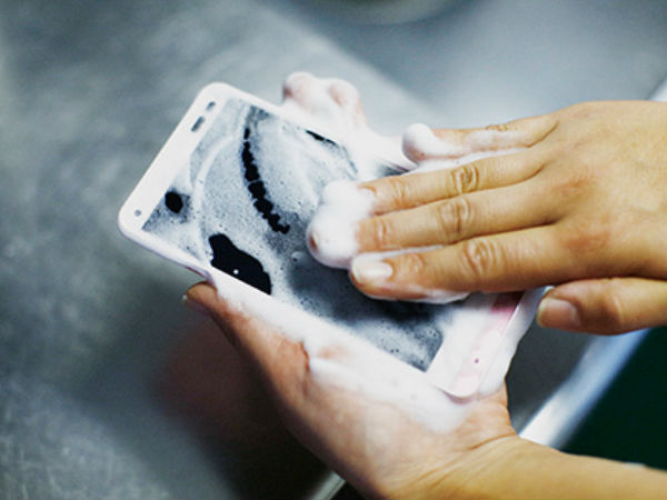 സ്മാര്‍ട്ട്‌ഫോണ്‍ സോപ്പിട്ട് കഴുകാം..!!  