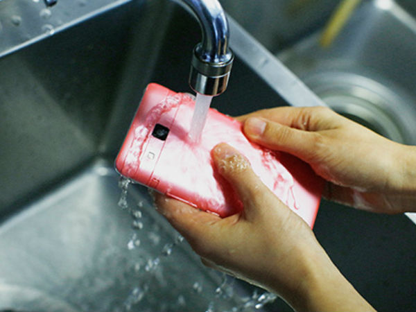 സ്മാര്‍ട്ട്‌ഫോണ്‍ സോപ്പിട്ട് കഴുകാം..!!  