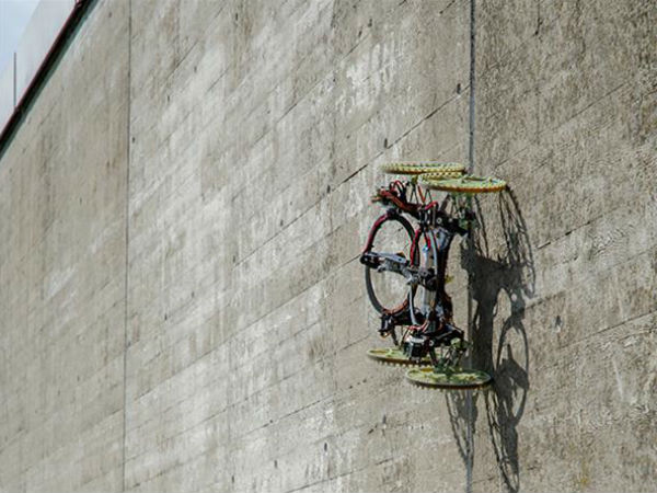 ഭിത്തിയില്‍ കയറുന്ന ഡിസ്നിയുടെ കാര്‍..!!