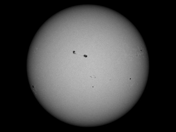 സൂര്യന്‍റെ ഉപരിതലത്തില്‍ കറുത്ത പാടുകള്‍..!!