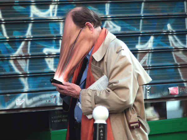 സ്മാര്‍ട്ട്‌ഫോണ്‍ അഡിക്ഷന്‍ സൂചിപ്പിക്കുന്ന 10 ഫോട്ടോകള്‍..!!