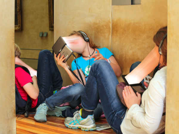 സ്മാര്‍ട്ട്‌ഫോണ്‍ അഡിക്ഷന്‍ സൂചിപ്പിക്കുന്ന 10 ഫോട്ടോകള്‍..!!