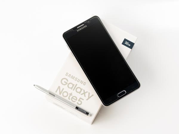 രണ്ടു വ്യത്യസ്ഥതരം ഡിസ്‌പ്ലേ ആകാം