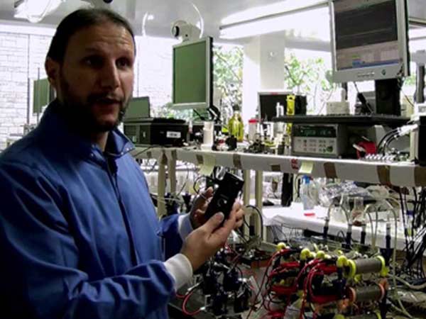 യൂറിന്‍ ഉപയോഗിച്ച് ചാര്‍ജ്ജ് ചെയ്യാം