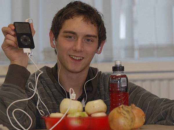 ഉളളിയും ഗഡ്രോറേഡ്(Gatrorade) ഉപയോഗിച്ച് ചാര്‍ജ്ജ് ചെയ്യാം