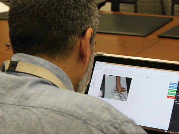 ശസ്ത്രക്രീയ ഐപാഡ് നോക്കി